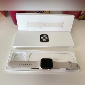 Applewatch SE 2nd Generation in Starlight color with original Sand color band.